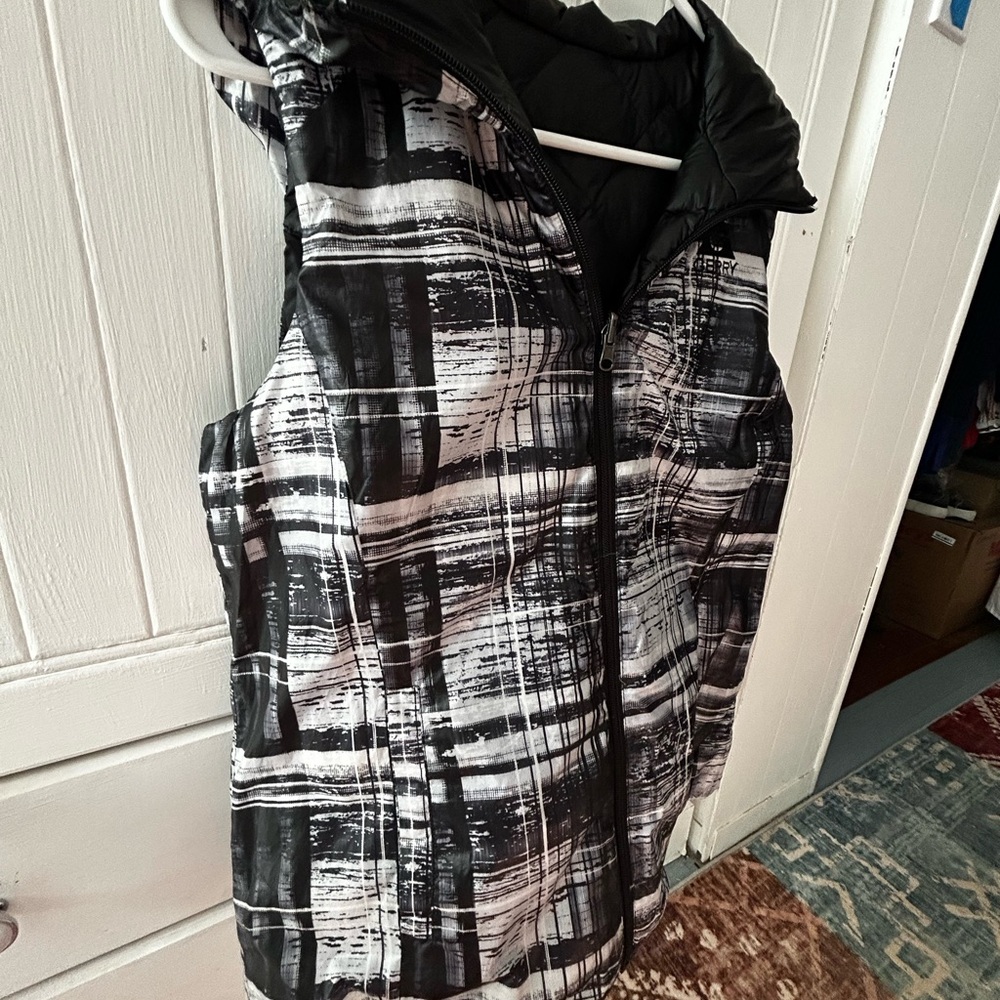 NWOT GERRY DOWN Black and Gray Hooded Puffer Vest, REVERSIBLE w/Pockets in & out - Picture 10 of 16